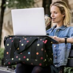 Reisenthel Allrounder M Reistas Sporttas - Maat M - 18L - Dots Zwart -Bagage24 Winkel 1200x1200 616