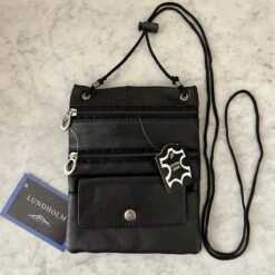 Lundholm Paspoorthouder - Reistas - Paspoort Hoesje - Nektasje - Reisportemonnee - Zwart Leer Nektas Inzetbaar Als Reistas - Reisportemonnee - Paspoorthouder - Paspoort Zwart