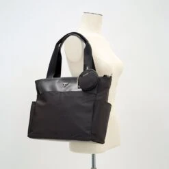 Guess Reistas / Weekendtas - 32 X 44 X 7 Cm - 10 Liter - Eco Gemma - Zwart -Bagage24 Winkel 1200x1200 781