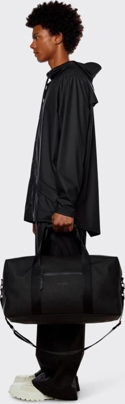 Rains Sporttas 27 Liter - Zwart -Bagage24 Winkel 372x1200 1