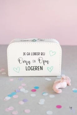 Merkloos ByMi |Koffertje Ik Ga Lekker Logeren Bij Opa En Oma| Aankondiging| Zwangerschap| Kraam Cadeau| Zwanger| Gepersonaliseerd 7 Merkloos ByMi |Koffertje Ik Ga Lekker Logeren Bij Opa En Oma| Aankondiging| Zwangerschap| Kraam Cadeau| Zwanger| Gepersonaliseerd -Bagage24 Winkel 801x1200 1