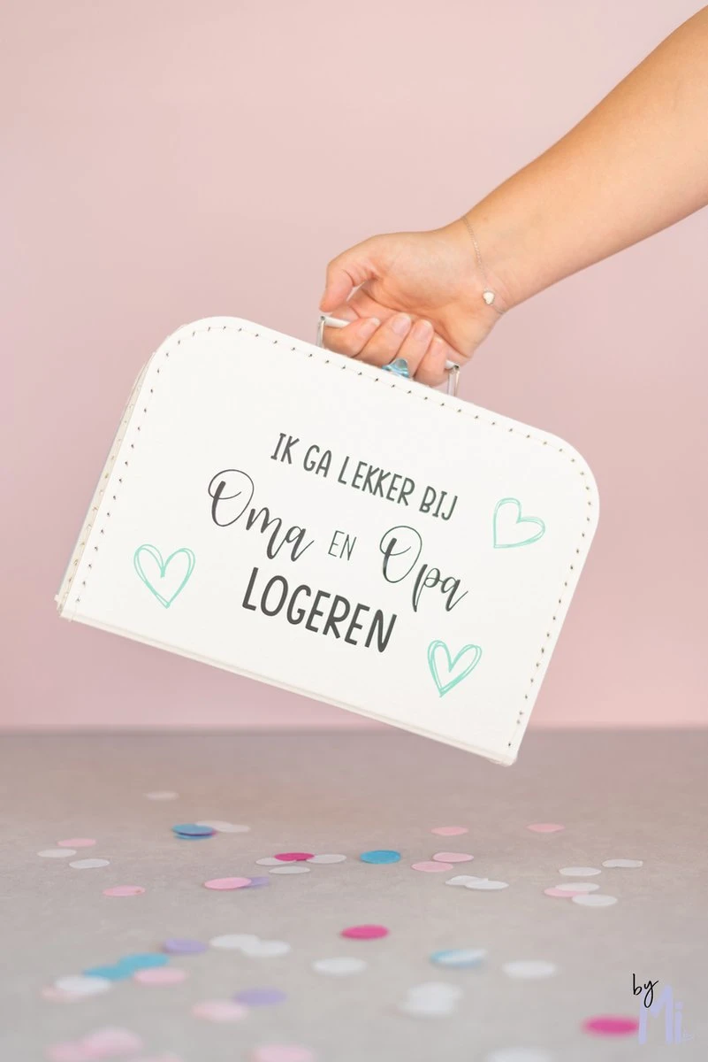 Merkloos ByMi |Koffertje Ik Ga Lekker Logeren Bij Opa En Oma| Aankondiging| Zwangerschap| Kraam Cadeau| Zwanger| Gepersonaliseerd 4 Merkloos ByMi |Koffertje Ik Ga Lekker Logeren Bij Opa En Oma| Aankondiging| Zwangerschap| Kraam Cadeau| Zwanger| Gepersonaliseerd - Afbeelding 2